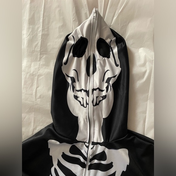 Women’s Medium Skeleton Onsie has 2 pocket, a zip up hood which is the Head. - Picture 8 of 12